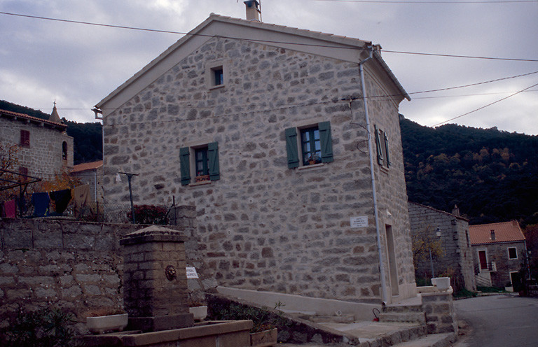 Vue d'ensemble de trois quarts.