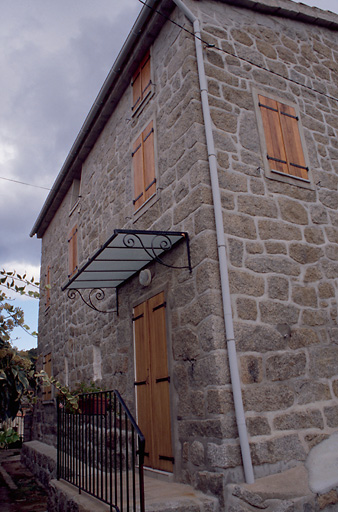 Vue d'ensemble de trois quarts.