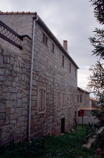 Vue d'ensemble de trois quarts.