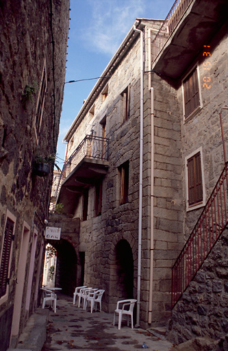 Vue d'ensemble de trois quarts.