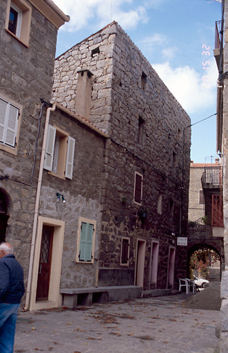 Vue d'ensemble de trois quarts.