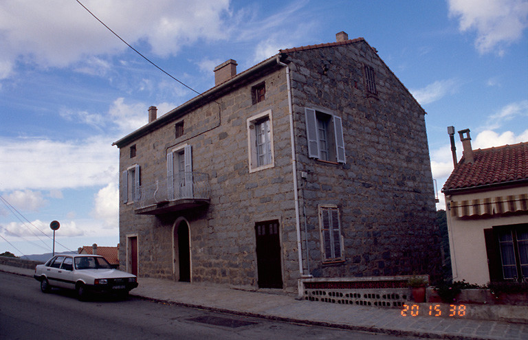 Vue d'ensemble de trois quarts.