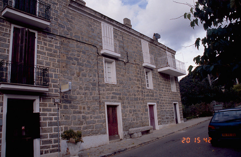 Vue d'ensemble de trois quarts.