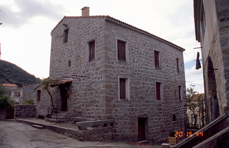 Vue d'ensemble de trois quarts.