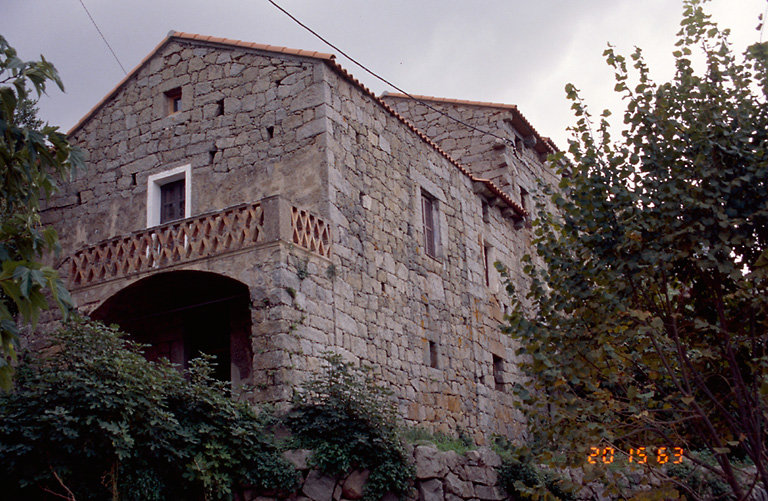 Vue d'ensemble de trois quarts.