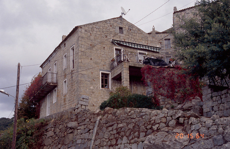 Vue d'ensemble de trois quarts.