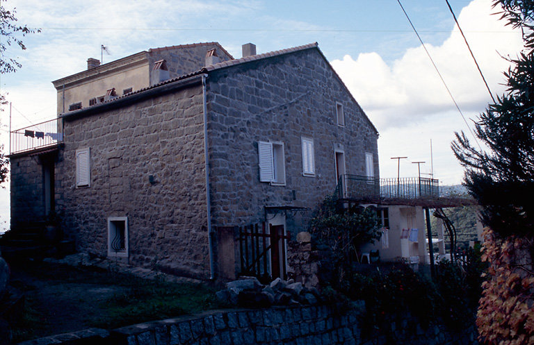 Vue d'ensemble de trois quarts.