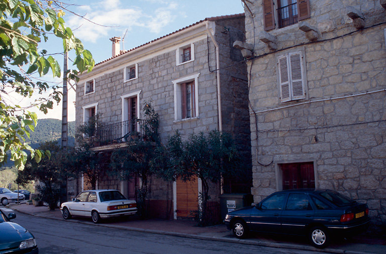 Vue d'ensemble de trois quarts.