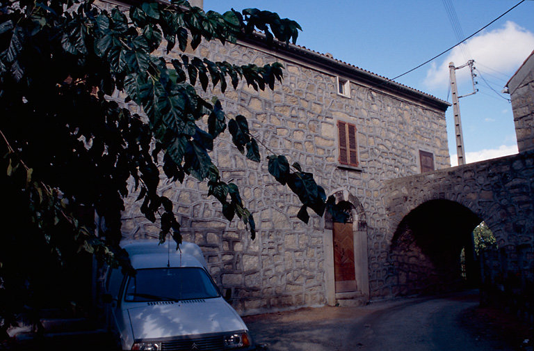 Vue d'ensemble de trois quarts.