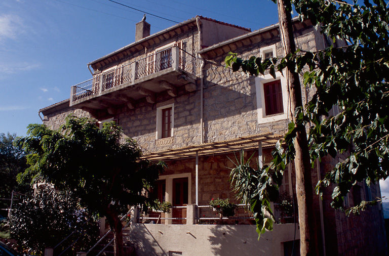 Vue d'ensemble de trois quarts.