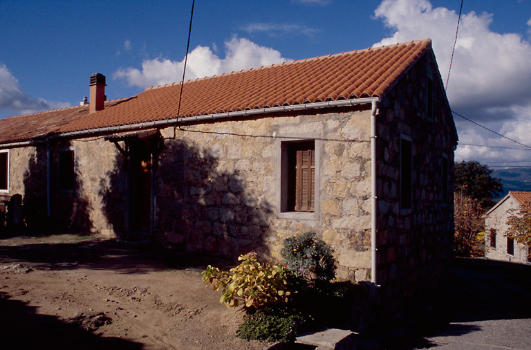 Vue d'ensemble de trois quarts.