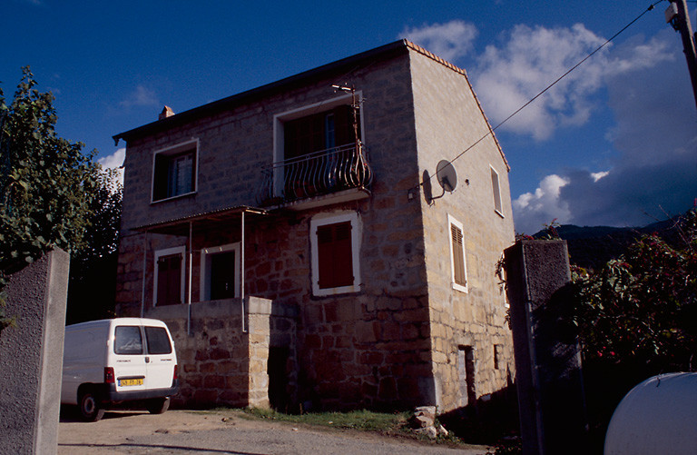 Vue d'ensemble de trois quarts.
