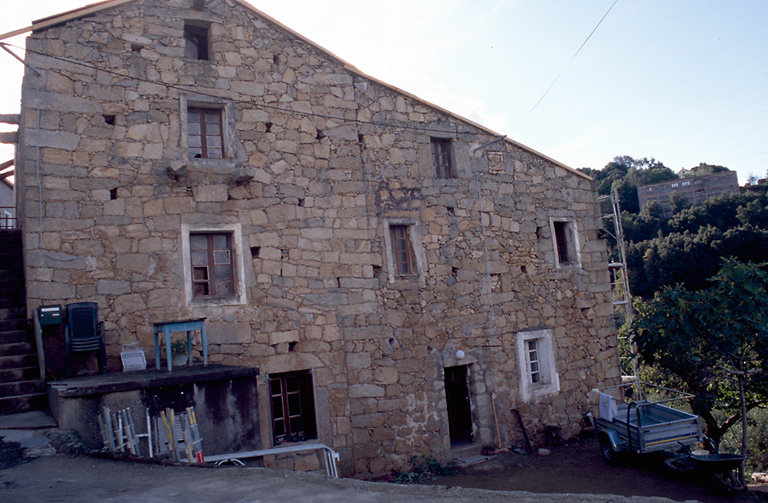 Vue d'ensemble de trois quarts.