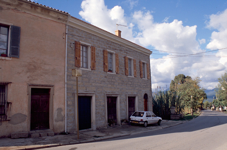Vue d'ensemble de trois quarts.