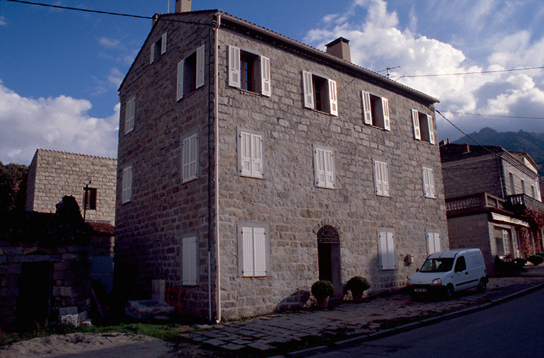 Vue d'ensemble de trois quarts.