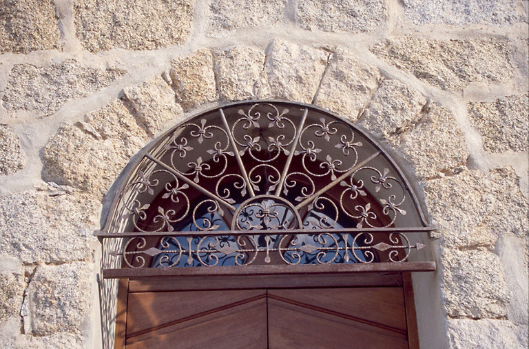 Imposte en fer forgé.