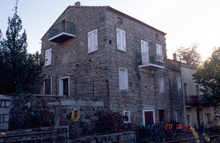 Vue d'ensemble de trois quarts.