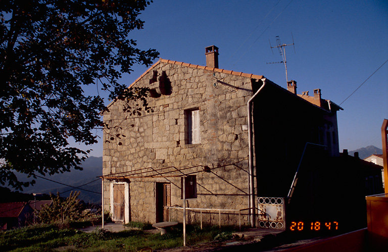 Vue d'ensemble de trois quarts.