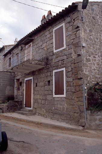 Vue d'ensemble de trois quarts.