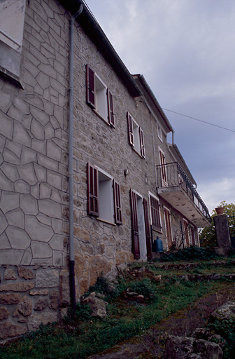 Vue d'ensemble de trois quarts.
