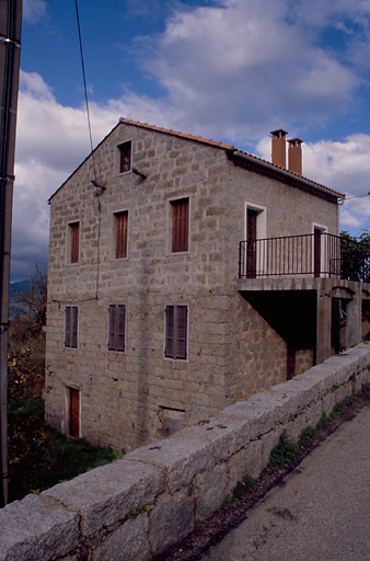 Vue d'ensemble de trois quarts.