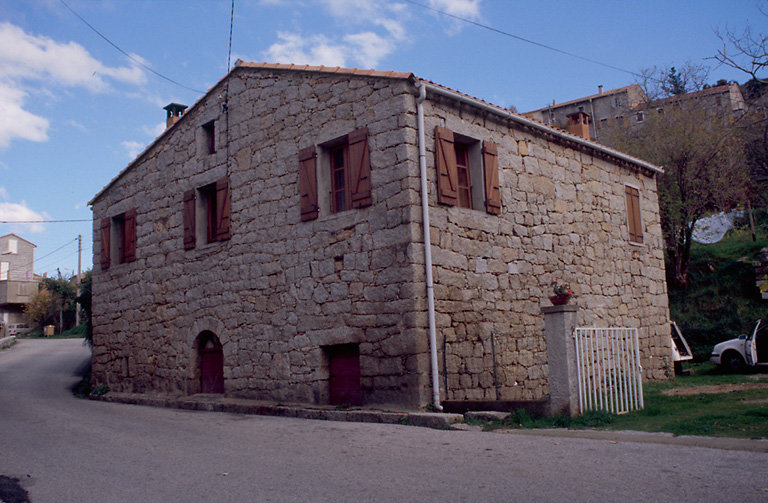 Vue d'ensemble de trois quarts.
