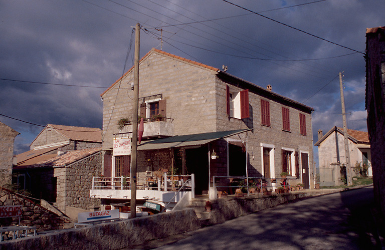 Vue d'ensemble de trois quarts.
