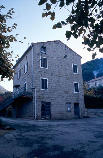 Vue d'ensemble de trois quarts.