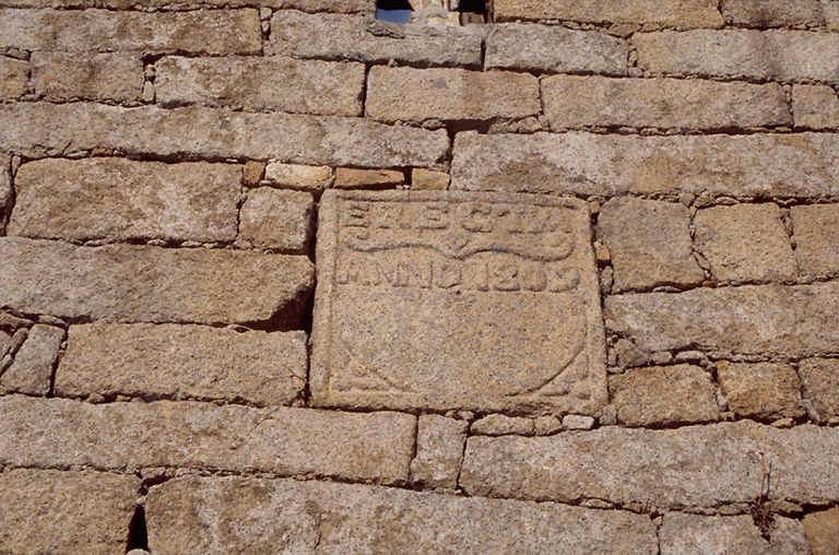 Clocher de l'ancienne église de Bicchisano : inscription.