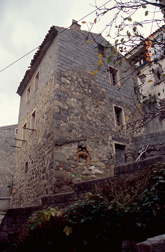 Vue d'ensemble de trois quarts.