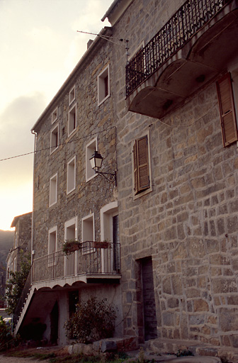 Vue d'ensemble de trois quarts.