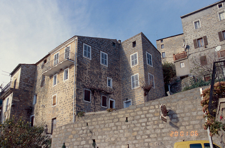 Vue d'ensemble de trois quarts.