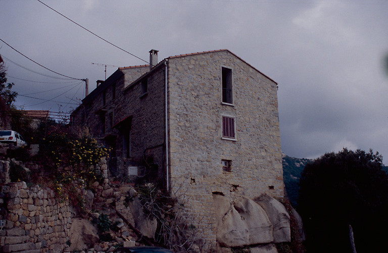 Vue d'ensemble de trois quarts.