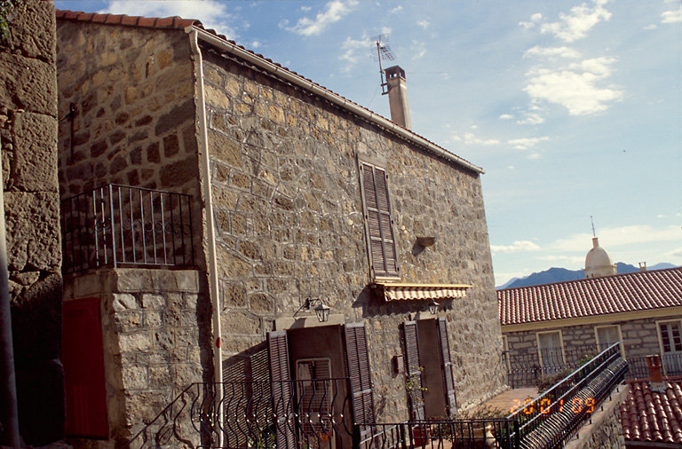 Vue d'ensemble de trois quarts.