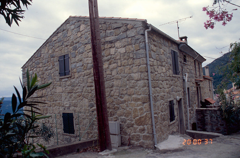 Vue d'ensemble de trois quarts.