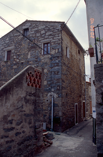 Vue d'ensemble de trois quarts.