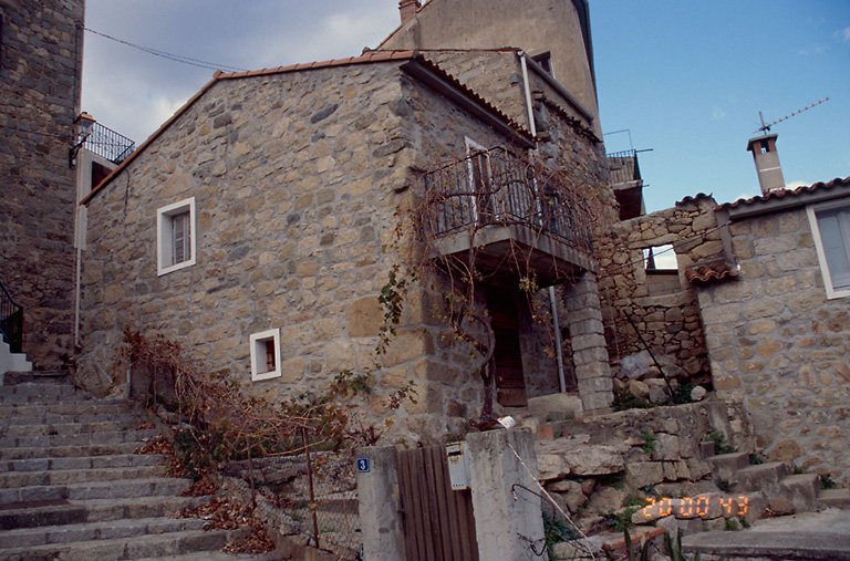 Vue d'ensemble de trois quarts.