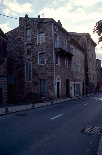Vue d'ensemble de trois quarts.