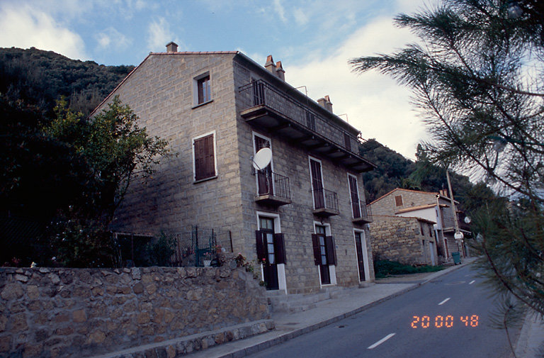 Vue d'ensemble de trois quarts.