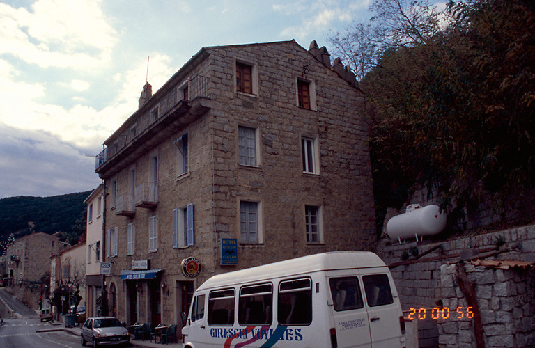 Vue d'ensemble de trois quarts.