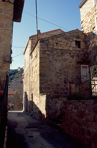 Vue d'ensemble de trois quarts.