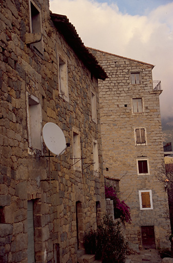 Vue d'ensemble de trois quarts.