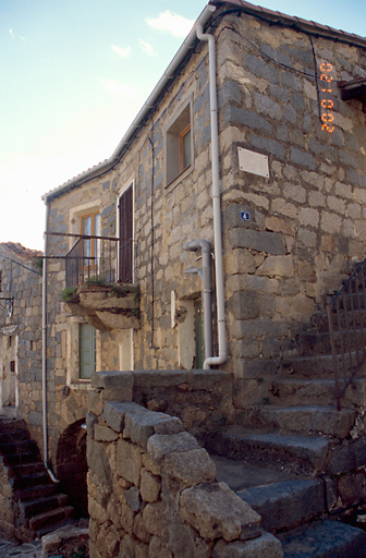 Vue d'ensemble de trois quarts.