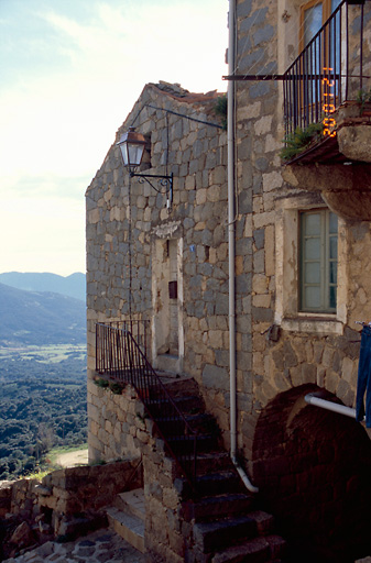 Vue d'ensemble de trois quarts.