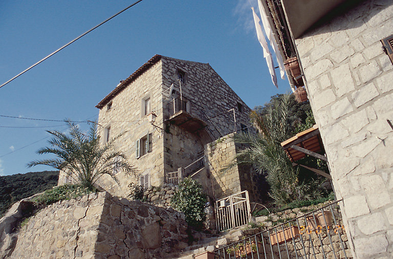 Vue d'ensemble de trois quarts.