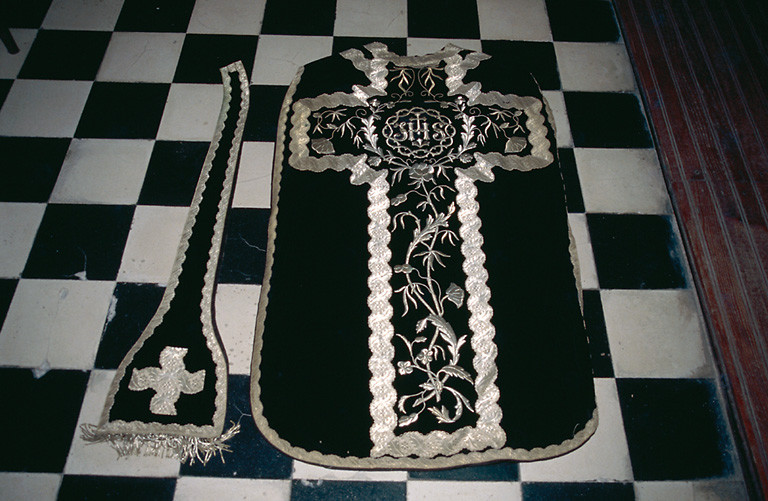 Chasuble, dalmatique, étole (ornement noir)