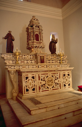 Autel, 3 gradins d'autel , tabernacle (maître-autel)