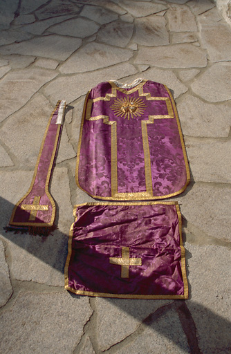 Chasuble, étole, voile de calice de l'ornement violet