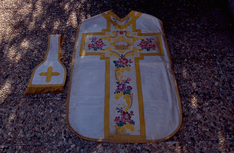 Chasuble, manipule de l'ornement blanc No 2