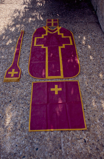 Chasuble, étole, bourse de corporal, voile de calice de l'ornement rouge